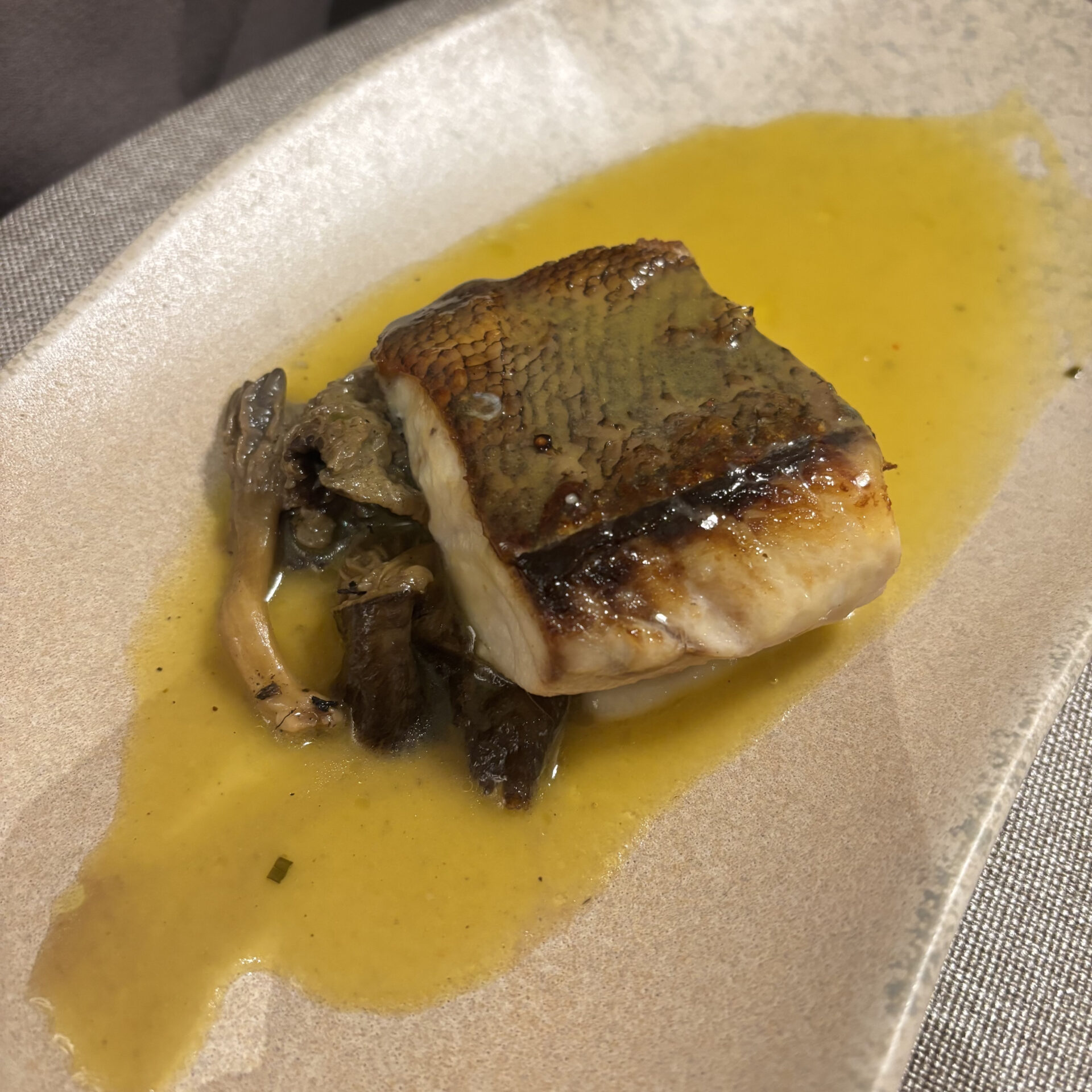Borriquete con beurre blanc y setas en el restaurante No Existe